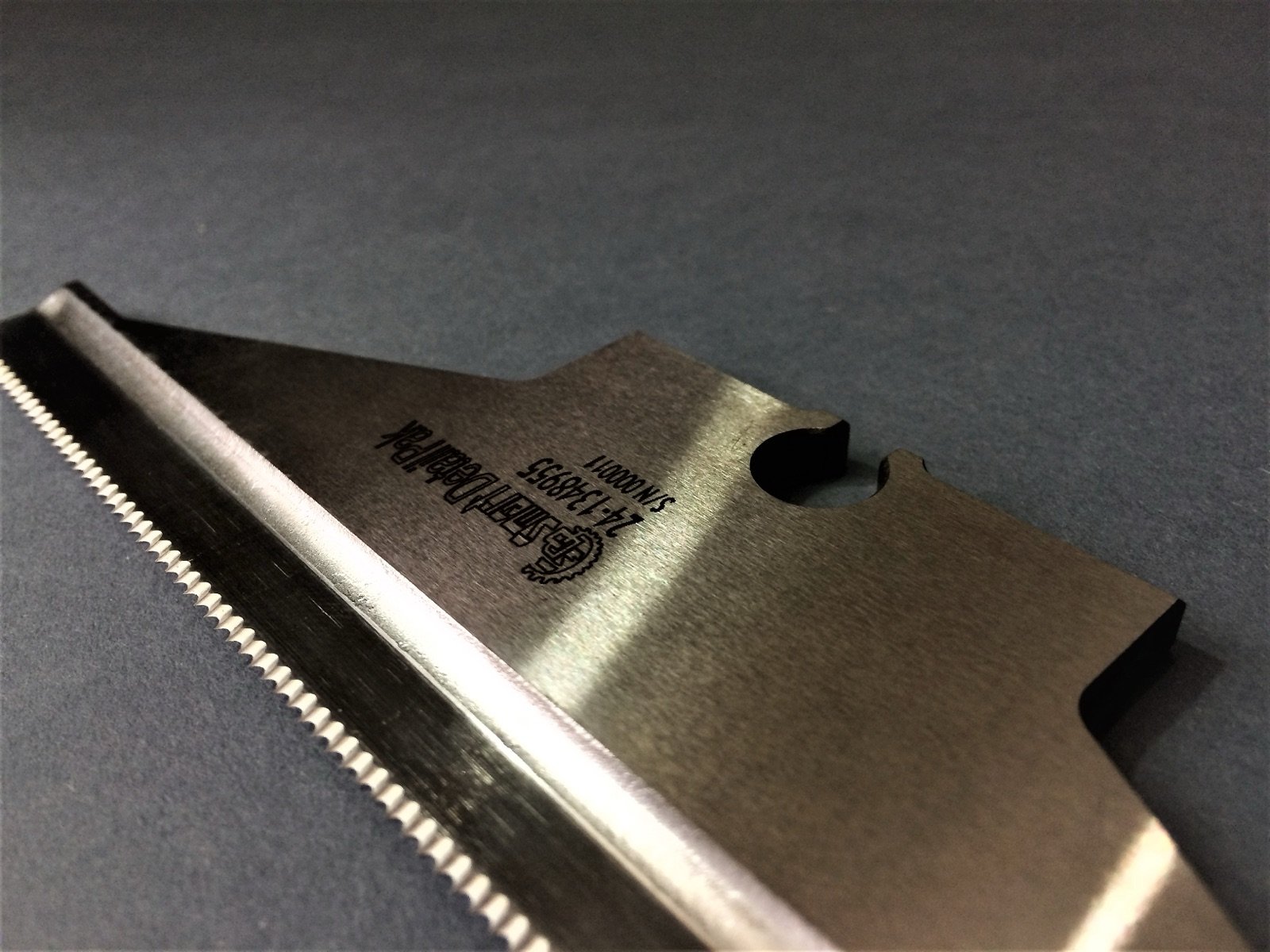 Serrated SDPAK industrial cutting blade, macro detail