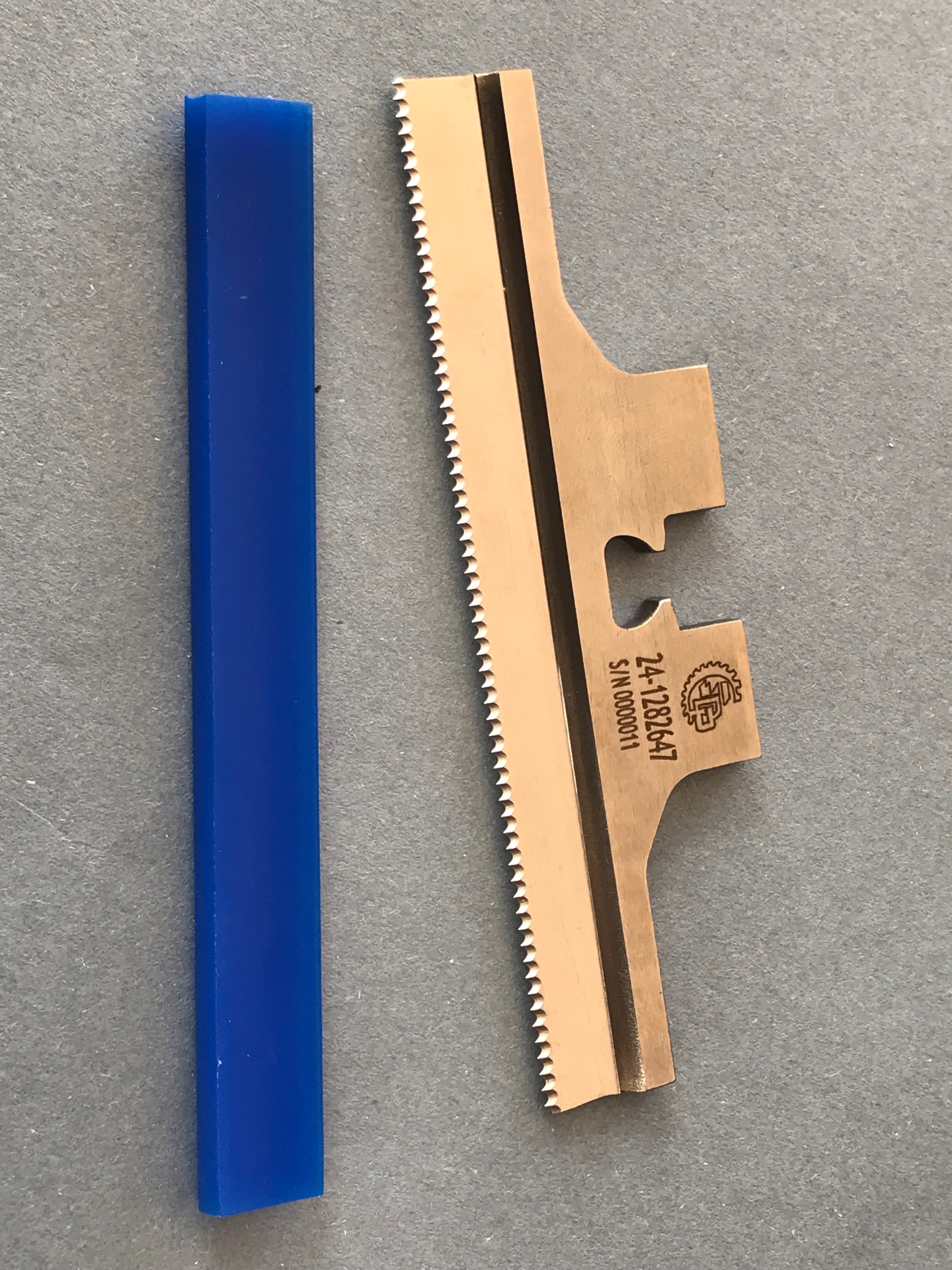 Knife 24-1282647 with counter-strip